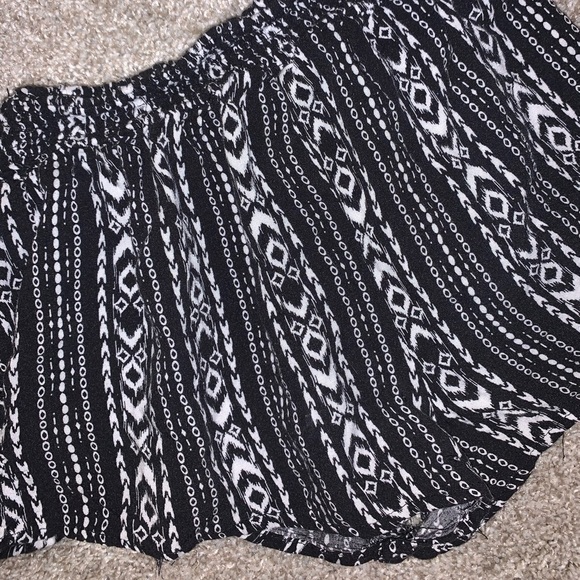 Rue 21 Black & White Rayon High Waist shorts sz XS - Picture 8 of 8